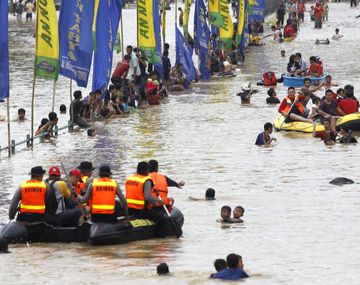 Al menos 10 muertos y 64.000 evacuados por las inundaciones en Indonesia