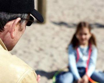 Descubrió que abusaba de su hija adolescente al revisar una tarjeta de memoria del marido