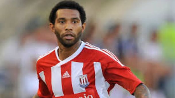 En su debut con la camiseta del Arsenal, Pennant marcó tres goles con tan solo 19 años. En su debut con la camiseta del Arsenal, Pennant marcó tres goles con tan solo 19 años.