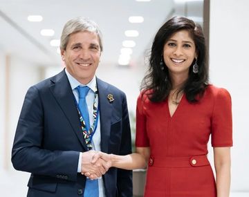 Luis Caputo junto a Gita Gopinath.