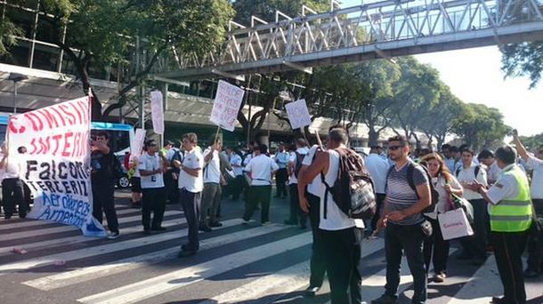 Demoras en Aeroparque y Ezeiza por una medida de fuerza