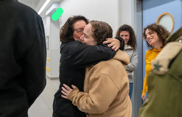 La joven israelí-uruguaya se reunió con su familia tras su liberación.
