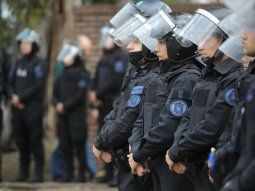 el gobierno otorgo un bono de 40 mil pesos y por unica vez a los efectivos de las fuerzas de seguridad el gobierno otorgo un bono de 40 mil pesos y por unica vez a los efectivos de las fuerzas de seguridad