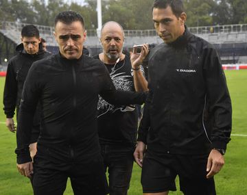 El árbitro Facundo Tello decidió suspender el partido