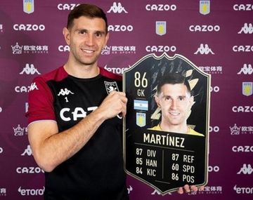 Dibu Martínez posó con su carta de FIFA 22 pero algo no le gustó