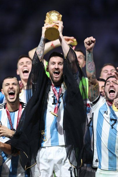Messi con la copa la mundo en Qatar 2022 - @fifaworldcup_es