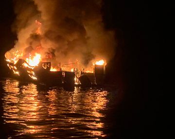 Tragedia en el mar: al menos 8 muertos por el incendio en un barco