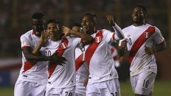 Edison Flores festeja el primer gol peruano Edison Flores festeja el primer gol peruano