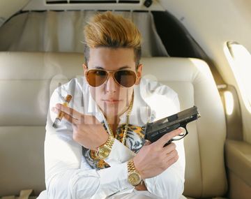 Las polémicas fotos de Alexander Caniggia con un arma