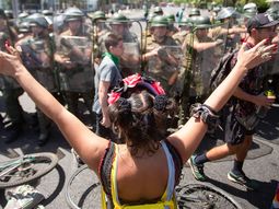 Denuncian a carabineros por abusos sexuales en las protestas contra Piñera