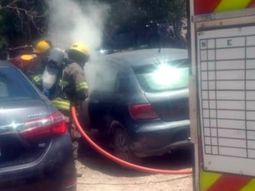 Quiso adelantar el asado y prendió las brasas en el baúl de su auto: casi explota todo