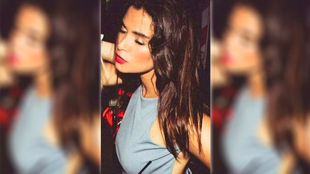 La profesora echada por desnudarse y besarse en un programa de TV, en su versión hot