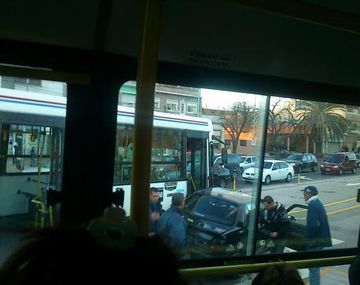 Otra vez un vehículo obstruyó el Metrobus del Sur y chocó