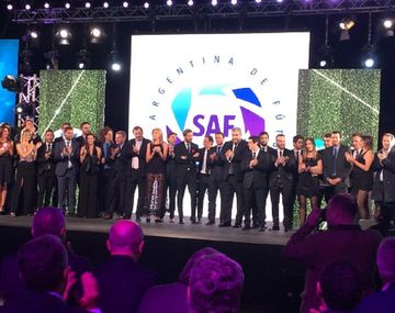 Todo el staff periodístico de las nuevas señales posa durante la presentación