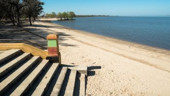 El pueblo a la vera del río Uruguay, rodeado de naturaleza, viñedos y caminos de tierra El pueblo a la vera del río Uruguay, rodeado de naturaleza, viñedos y caminos de tierra