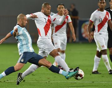 Mascherano entregó mal la pelota y la jugada terminó en el penal de Funes Mori.