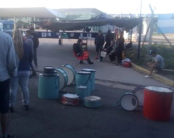 Maleteros bloquean el acceso a la ferroautomotora