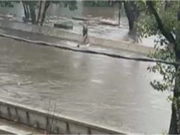 Buscan a un adolescente que se tiró a nadar a un zanjón en medio de la tormenta