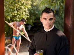 sacerdotes arman un calendario hot para recaudar fondos