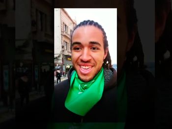 ¿Celeste o verde? La insólita explicación del chico que estuvo en las dos marchas