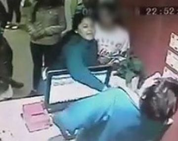 Madre golpeó a una empleada en el cine