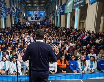 Axel Kicillof habló ante trabajadores de la salud.