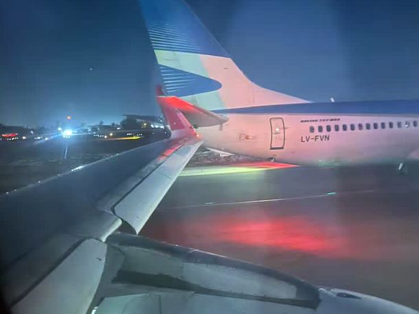 El choque se produjo en la parte trasera del avión de Aerolíneas Argentinas