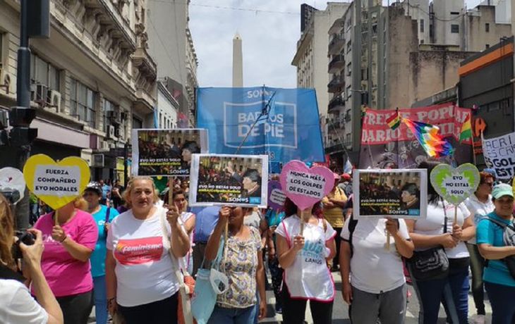 Organizaciones sociales, partidos  y sindicatos se concentran en el Obelisco en apoyo a Evo