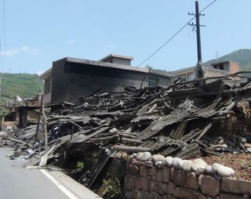 Al menos 152 muertos y 5.500 heridos por un sismo en China
