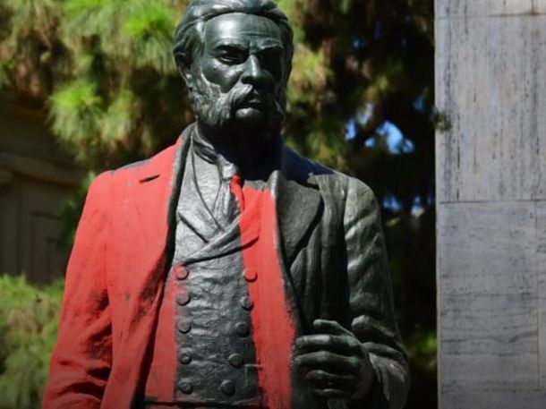 Vandalizaron el monumento a Ovidio Lagos en Rosario