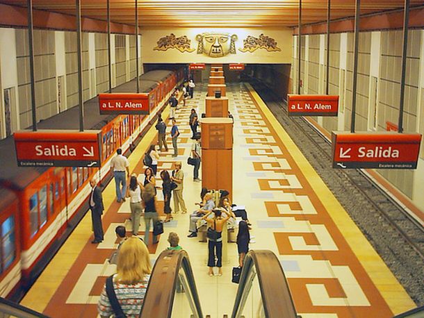 Pasajeros rompieron vidrios de una boletería en la estación Los Incas