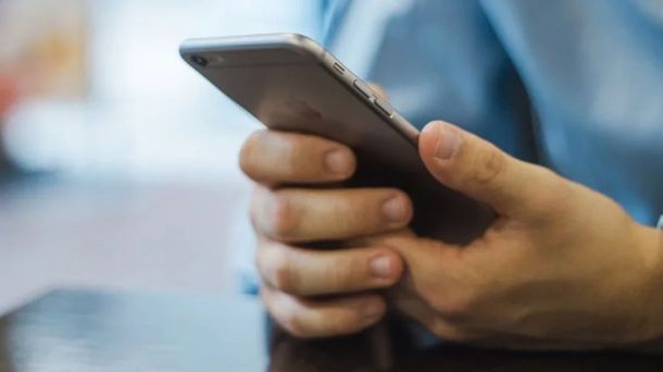 Descubrió a su esposo escribiéndole a la amante y le cortó las manos