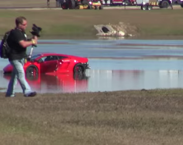 Estrelló su auto de lujo en el agua