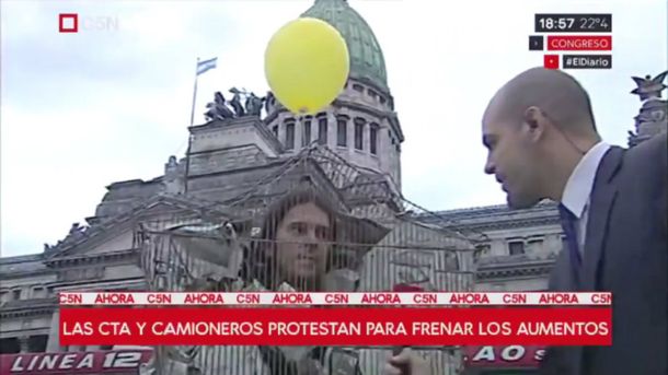 El hombre jaula se sumó a la marcha de las antorchas hacia el Congreso