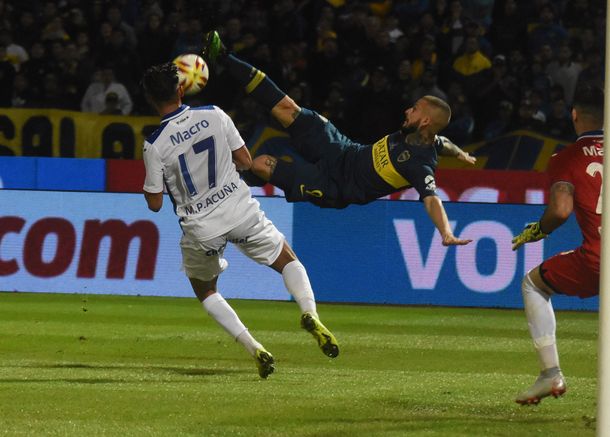 Pérez Acuña reveló que Mauro Zárate lo llamó tras su insulto a Boca en plena entrevista