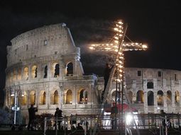 el papa francisco encabezo el via crucis en roma el papa francisco encabezo el via crucis en roma