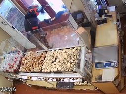 se refugio en una panaderia para que no le roben y rompieron la puerta a patadas