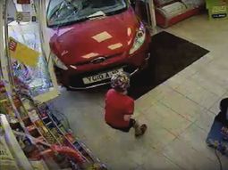 Borracha, atropelló a un nene en un local