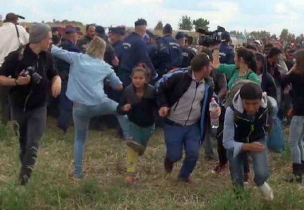 Periodista que pateó a refugiados dice que lo hizo por ataque de pánico