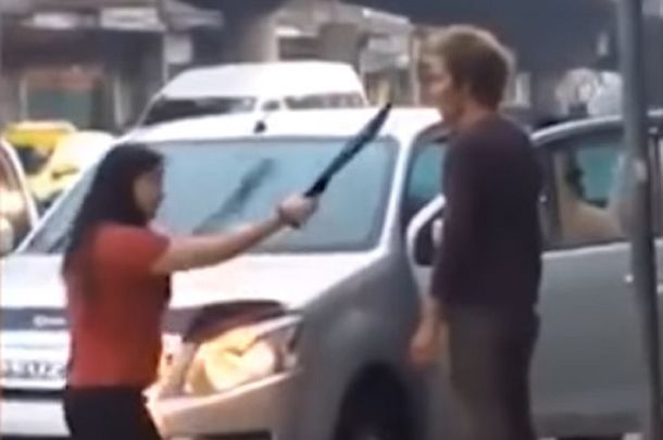 Una mujer amenaza con un machete al marido marido