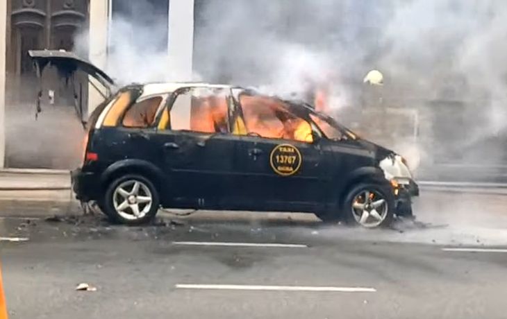 Imágenes impactantes: se incendió un taxi en plena avenida Independencia