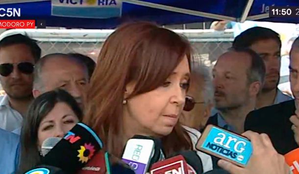 Cristina Kirchner al salir de Comodoro Py: Es un gran disparate jurídico