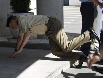 El rey de España, en su peor momento: volvió a accidentarse en público