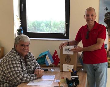 Casi 400 mil argentinos votan en el exterior desde hace 21 horas