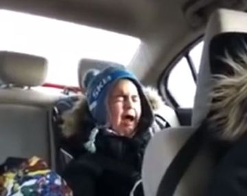 Mirá la reacción de un bebé celoso