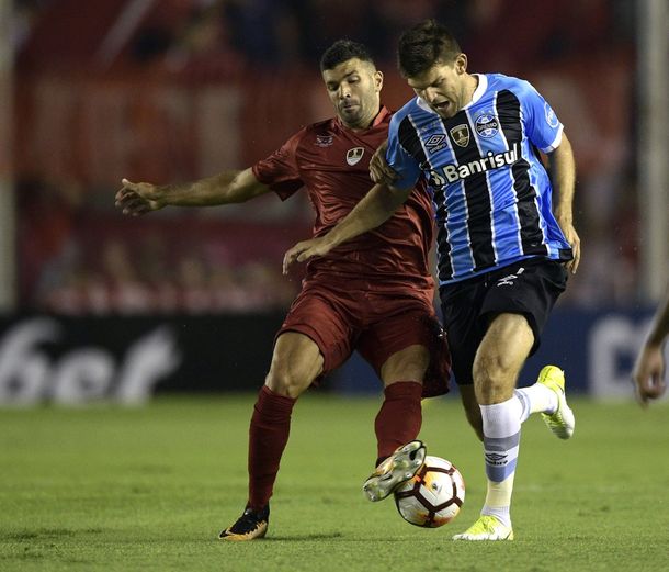 Emmanuel Gigliotti pelea con Walter Kannemann