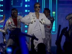 bieber contrato a una acompanante en su gira bieber contrato a una acompanante en su gira