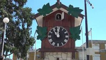 detenidos por robar $ 245 del reloj cucu detenidos por robar $ 245 del reloj cucu