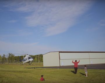 VIDEO: El padre le sacó un diente de leche a su hijo con un helicóptero