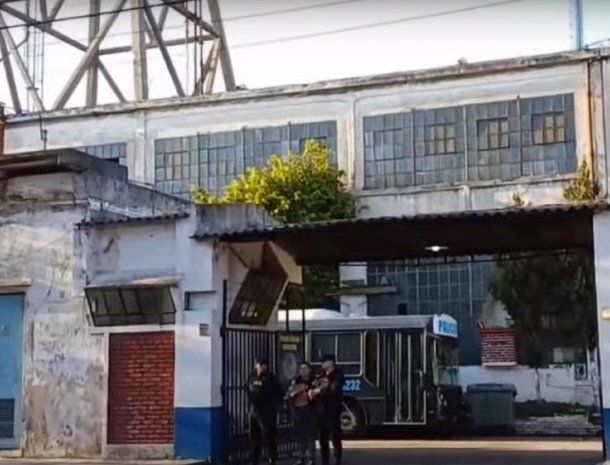 Barracas: un efectivo de la Policía Federal se atrincheró y amenazó con quitarse la vida